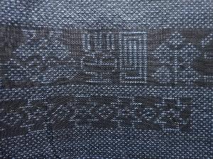 アンティーク　横段に抽象花模様織り出し本場泥大島紬着物(5マルキ)